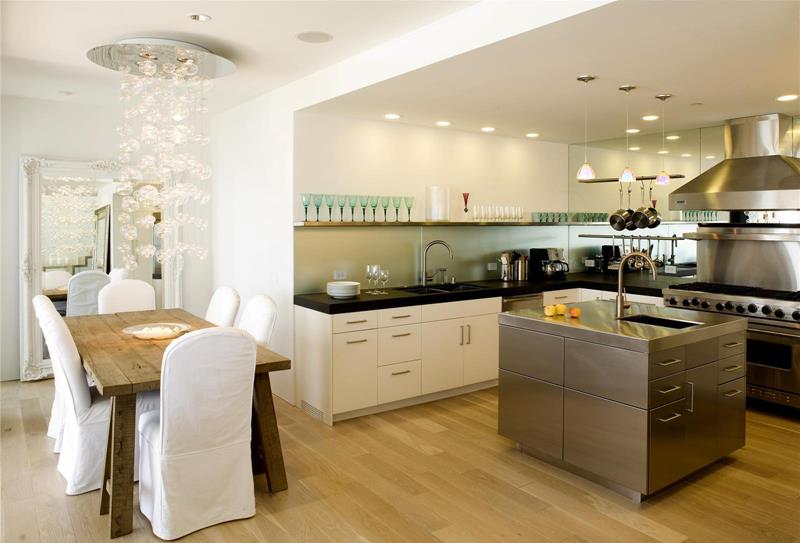 Elemen kayu menjadi pilihan di samping padanan kabinet dapur putih yang moden