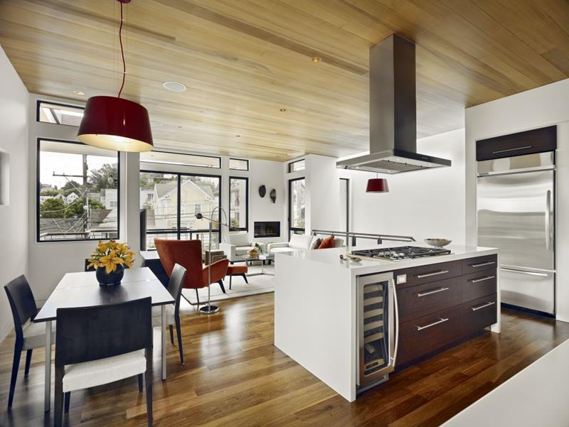 Freestanding kitchen island menjadi pembahagi ruang untuk mengelakkan ruang nampak kosong