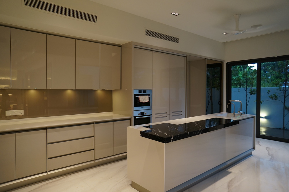 Hiasan dalaman dapur kontemporari dengan kabinet dapur berkonsep moden
