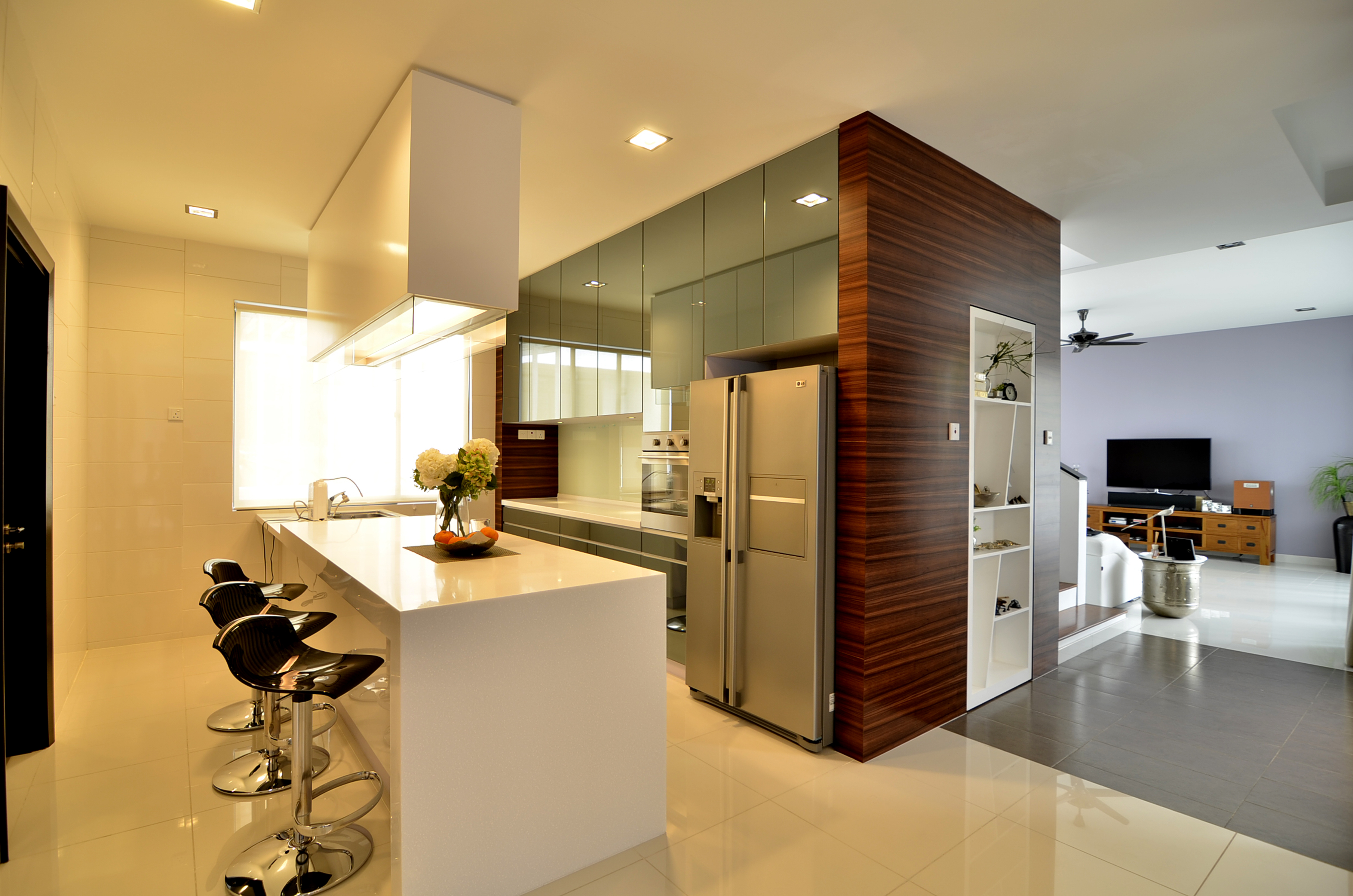 Kabinet dapur dengan storage serta mini bar berwarna putih