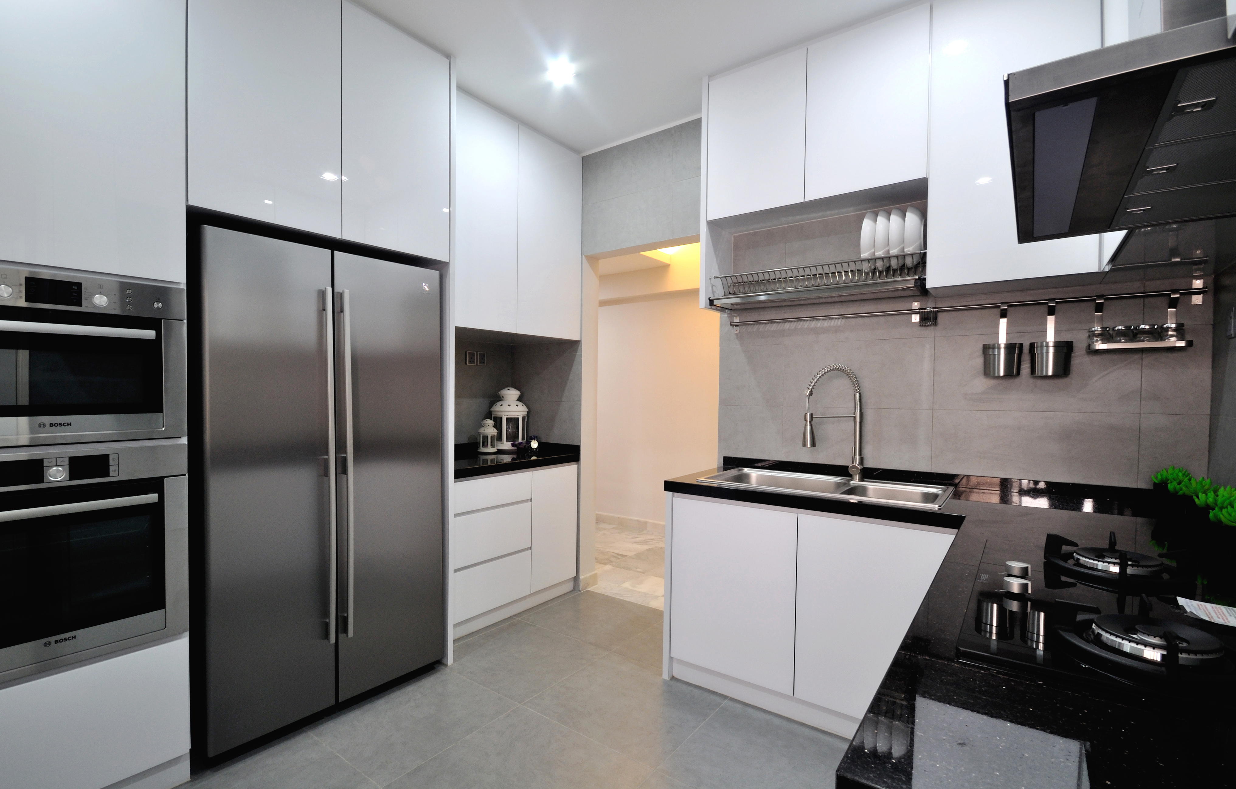 Kabinet dapur moden dengan tema hitam dan putih