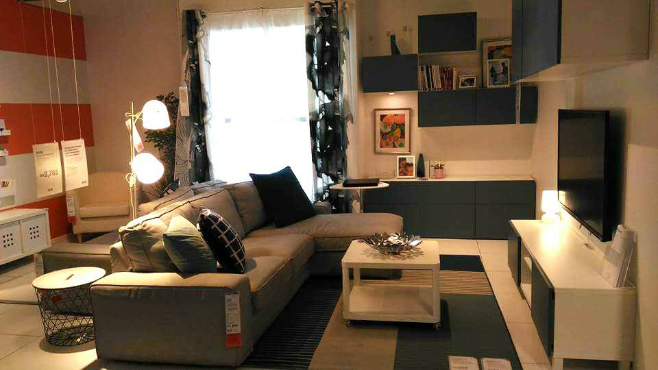 Set sofa dengan slipper couche serta kabinet tv putih menjadi pilihan