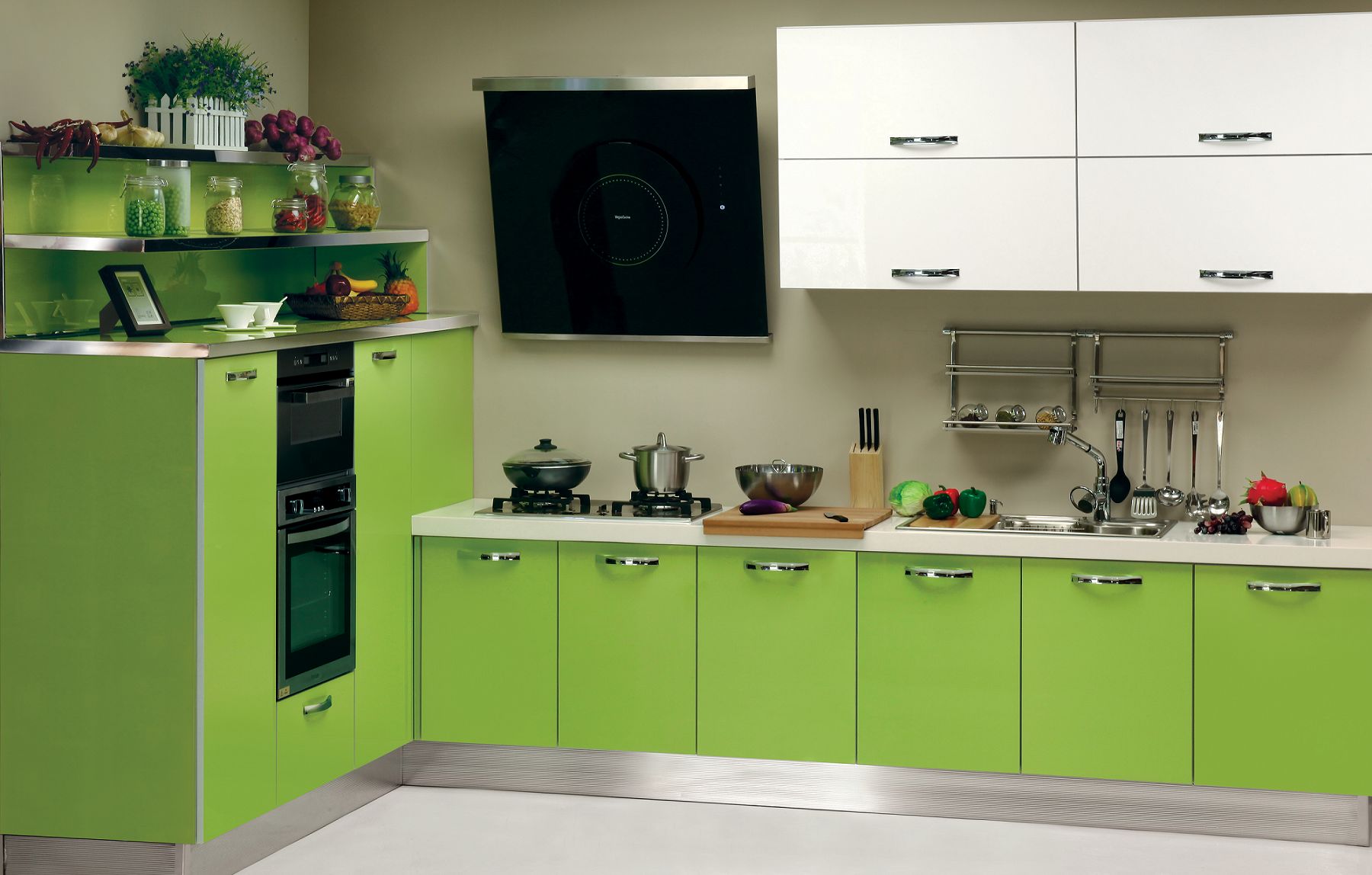 dekorasi dapur kecil menggunakan kabinet dapur bertema hijau dan kabinet dinding putih