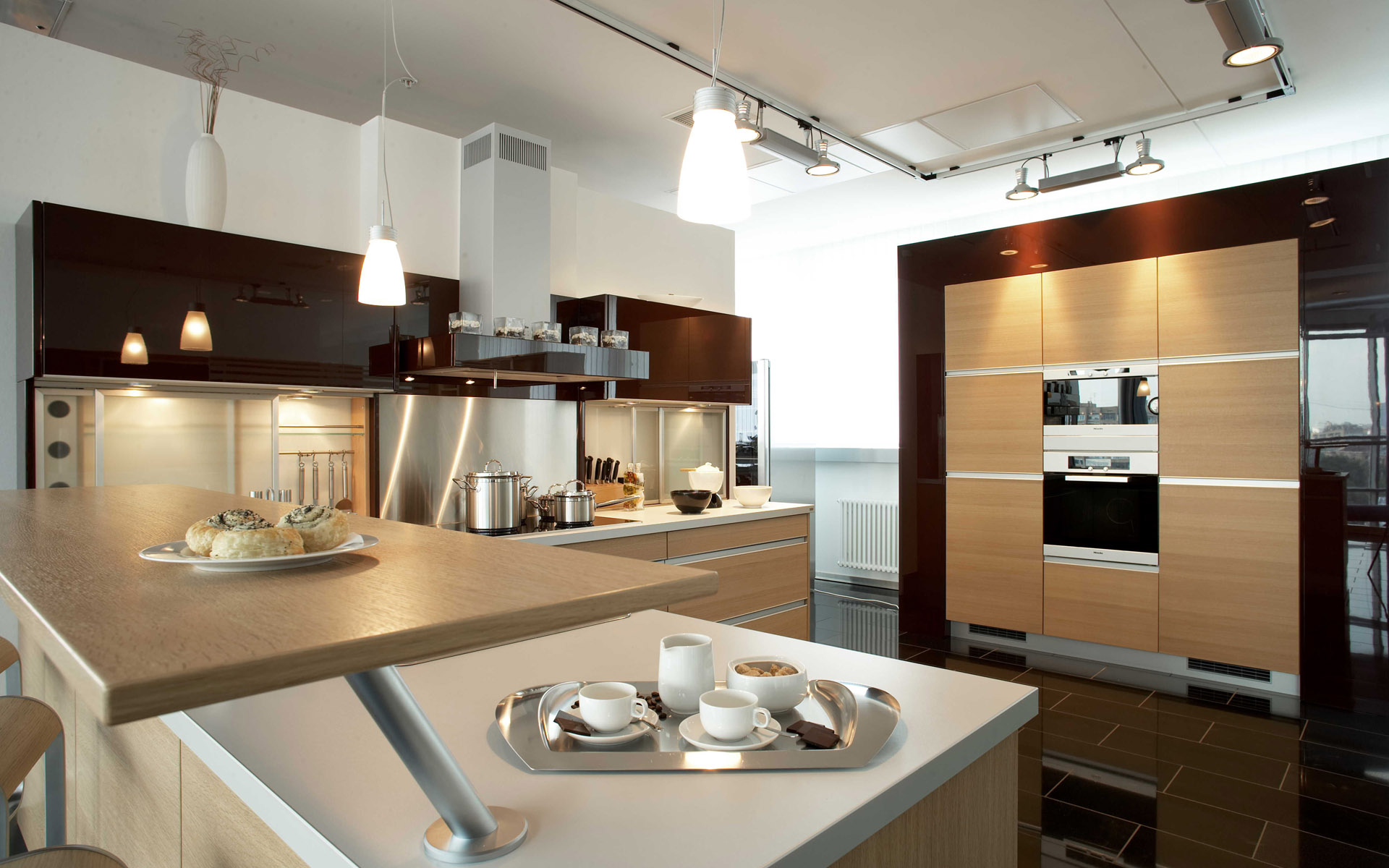 kabinet dapur moden dengan unsur kayu menjadikan ruang dapur lebih menyerlah