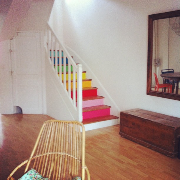 Dekorasi tangga dengan cat warna pelangi