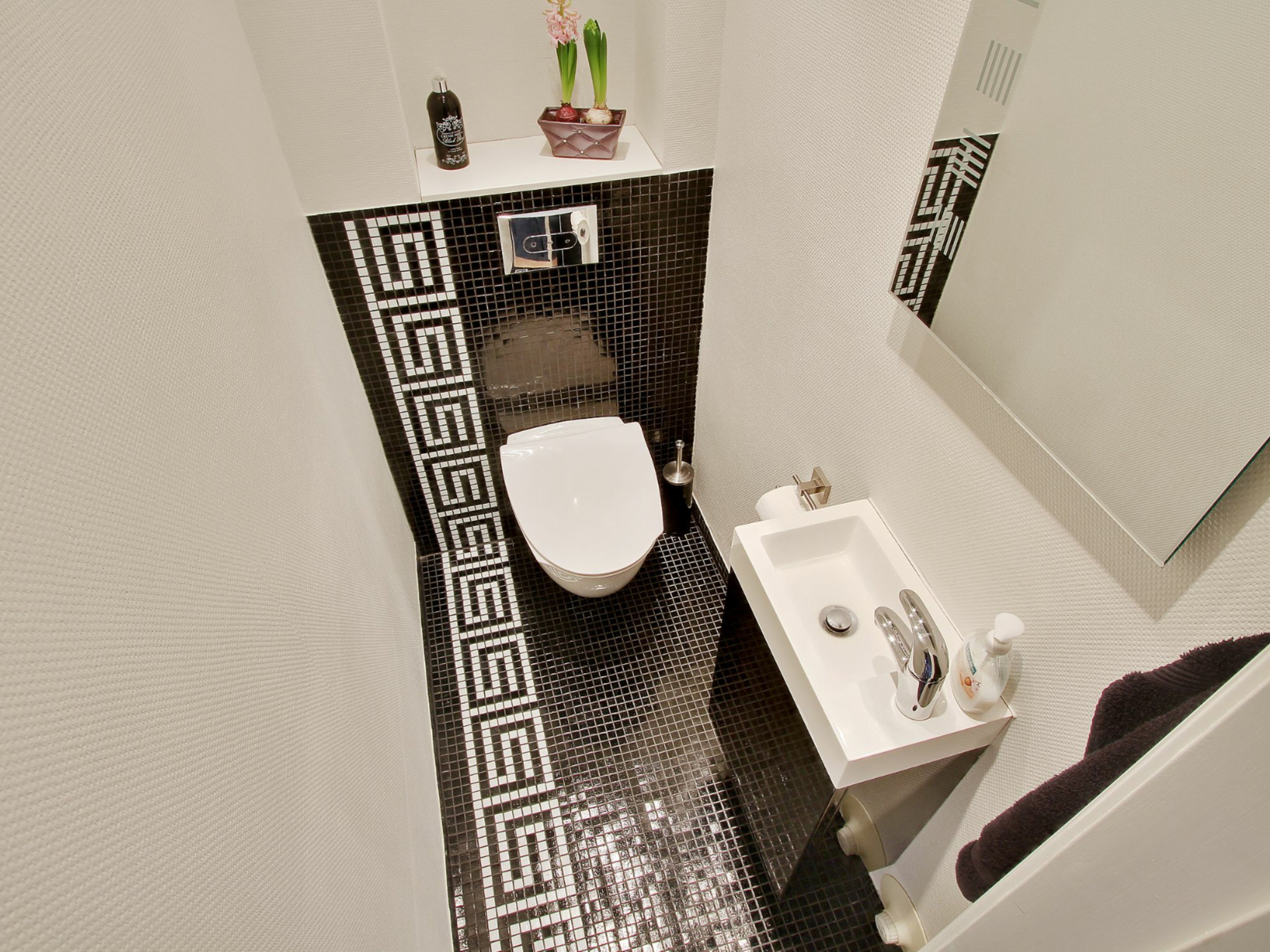 Design bilik air kecil moden dengan tema putih kontemporari
