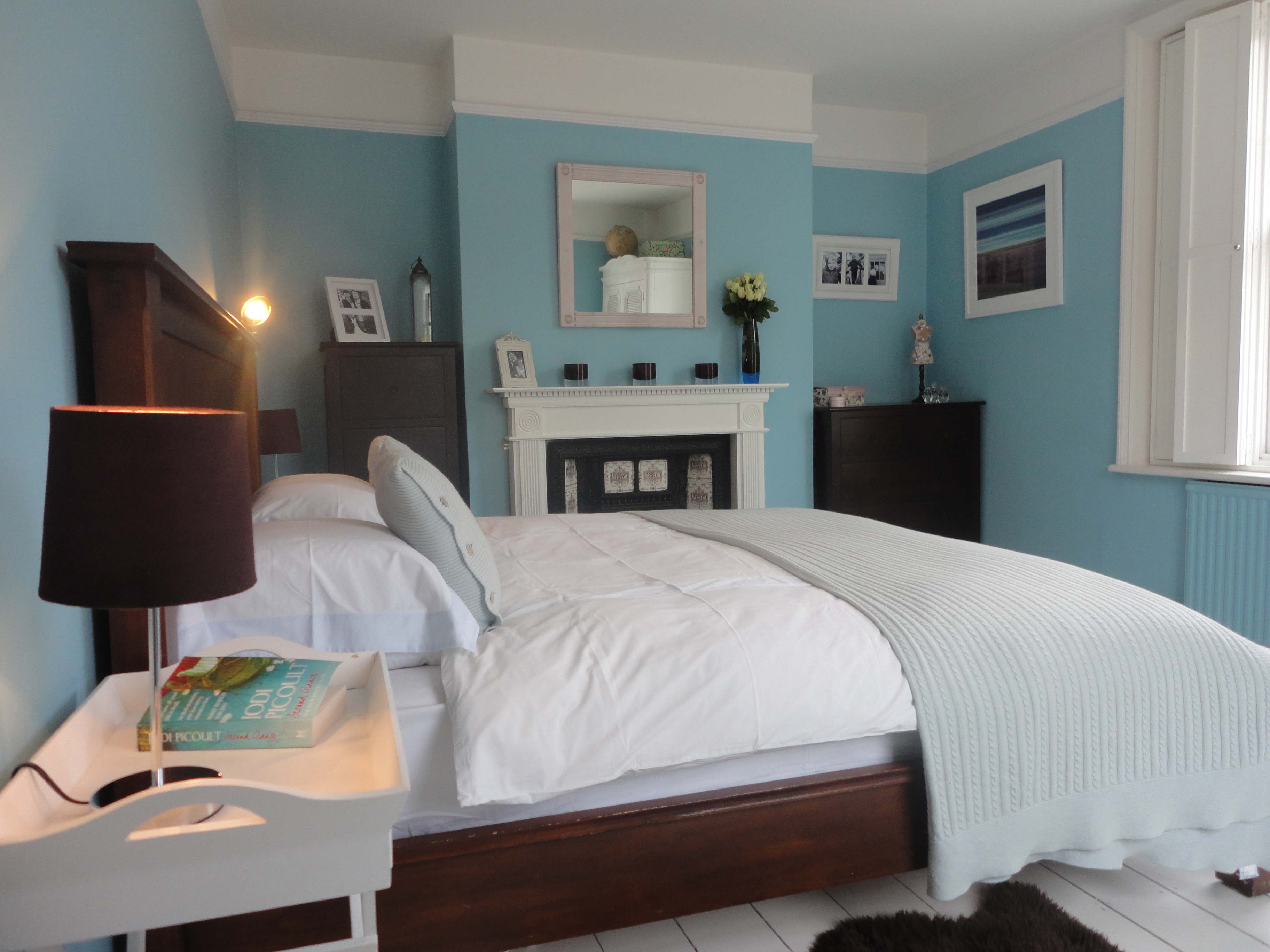 Hiasan dalaman bilik tidur menggunakan powdery blue sebagai warna tema