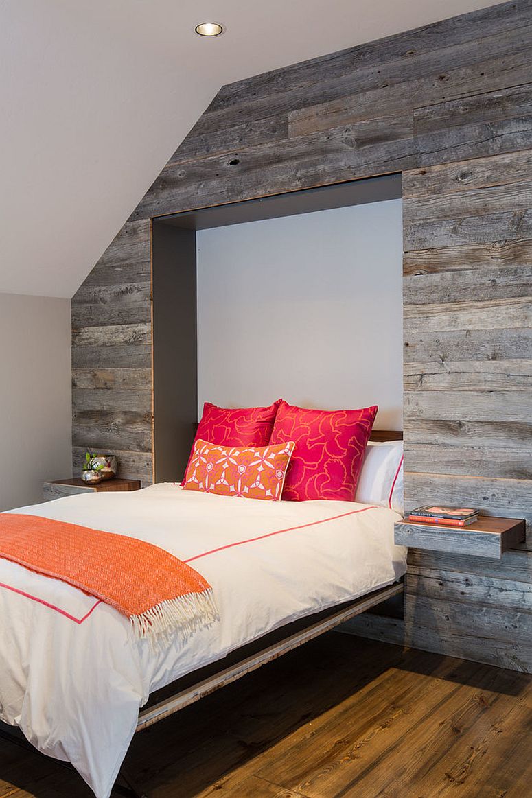 Katil ini boleh dilipat ke dalam dinding kayu menjadikannya sesuatu yang unik