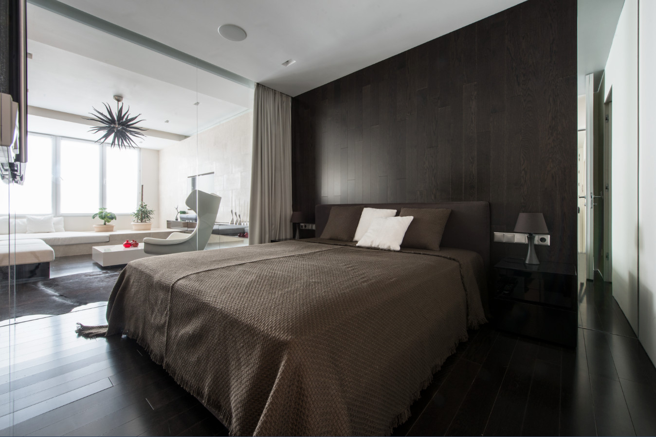 Dinding kaca bertindak sebagai pembahagi ruang antara bilik tidur dengan ruang tamu