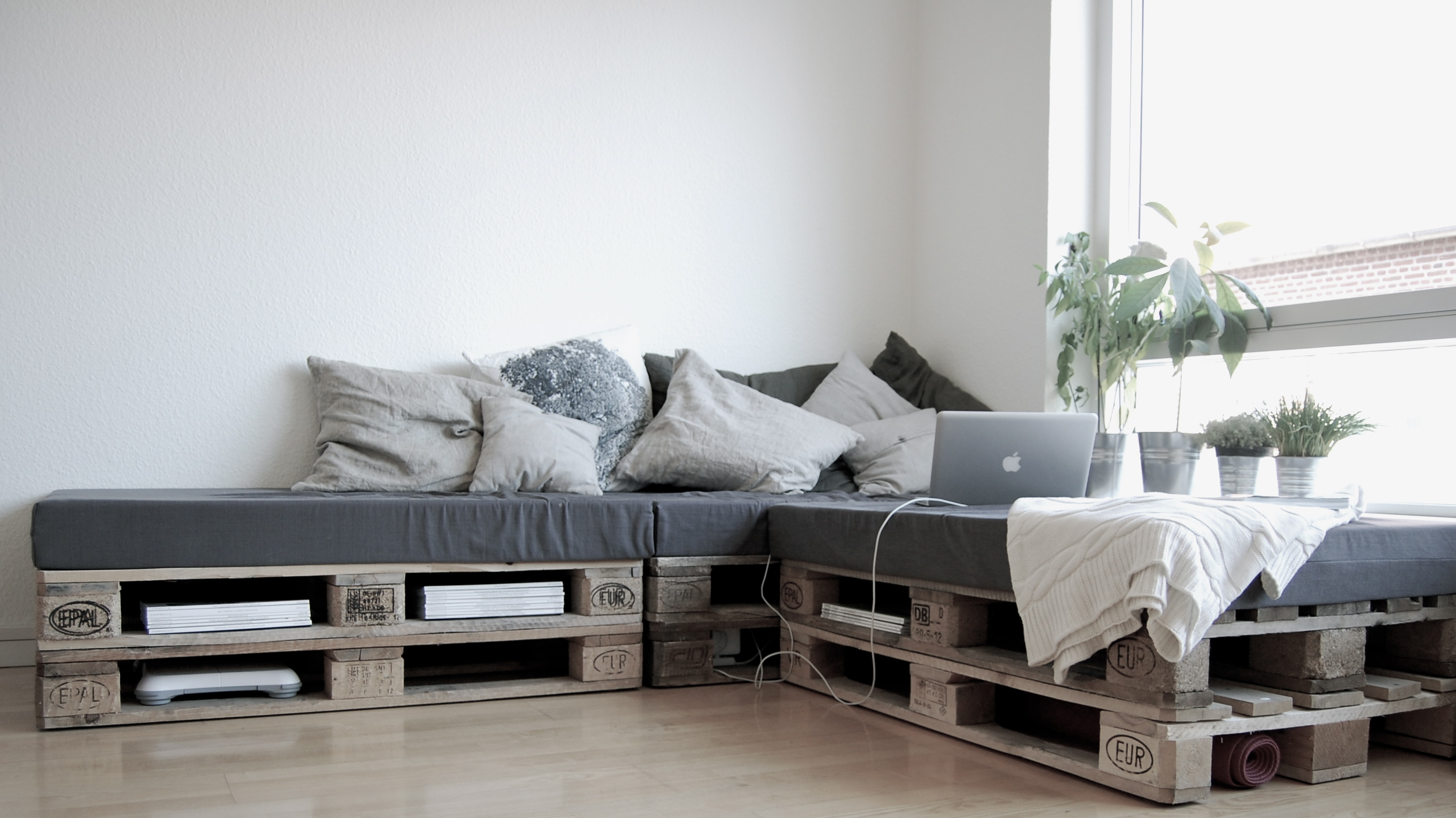 Diy pallet sofa dengan pallet euro untuk perabot bilik tidur