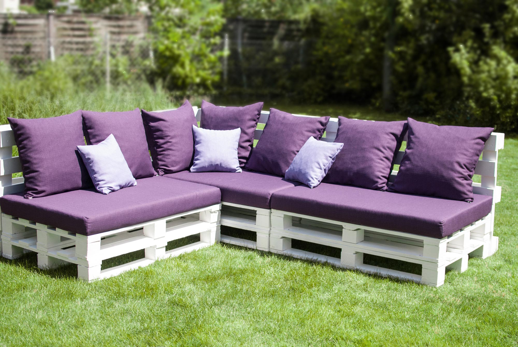 Diy sofa set untuk perabot santai di laman rumah anda