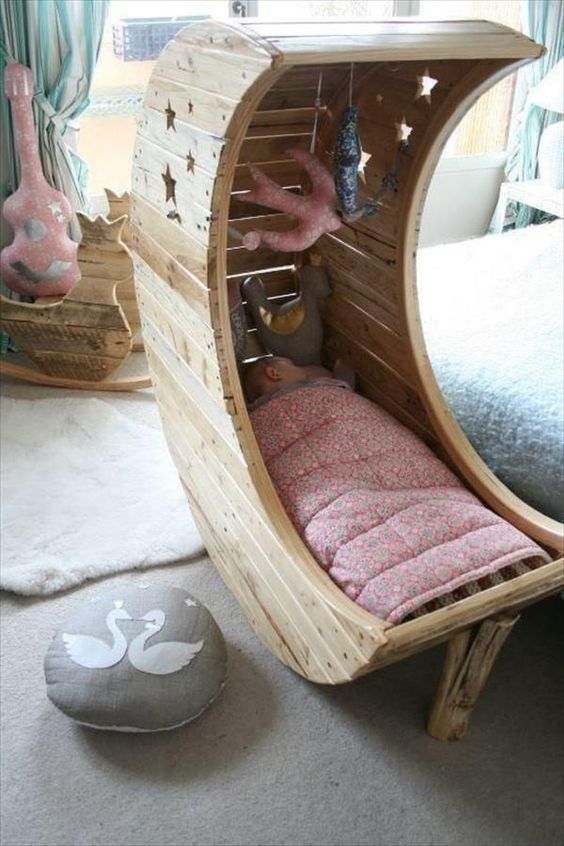 Katil bayi daripada dari kayu pallet