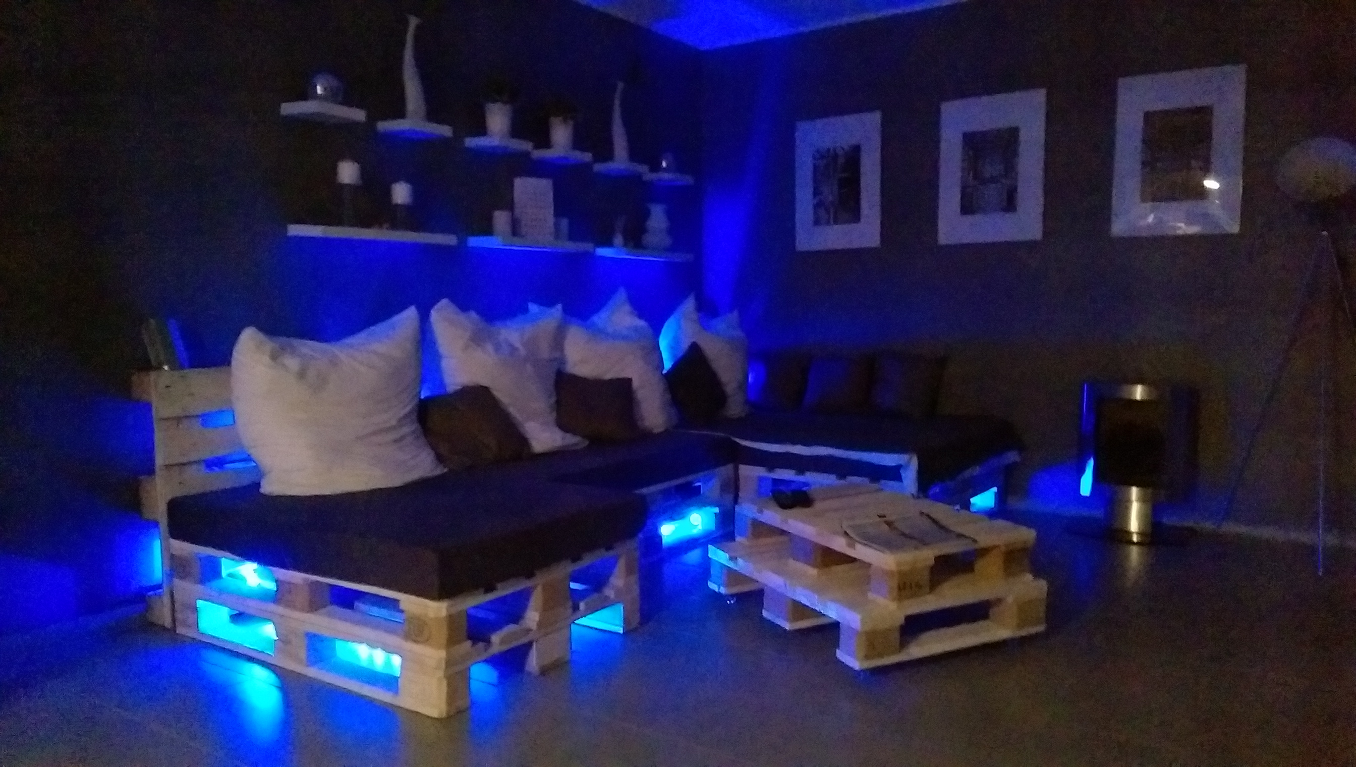 Lampu biru menghiasi perabot diy sofa pallet putih dan kusyen hitam