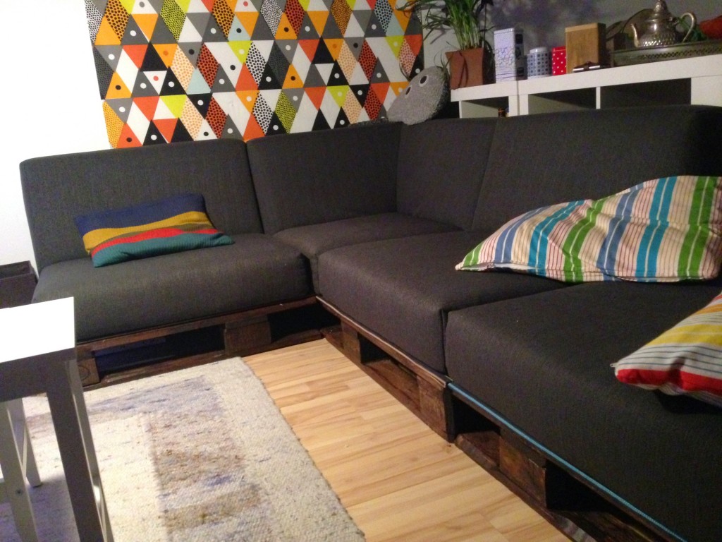Perabot rumah dari pallet untuk hiasan dalaman elegan dengan sofa pallet