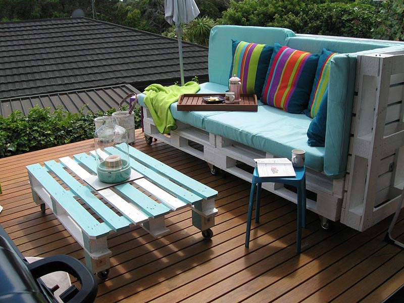 Set sofa pallet dan meja kopi untuk perabot balkoni rumah