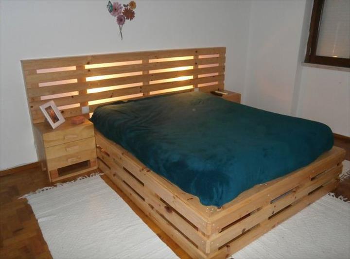 Design menarik katil kayu pallet dengan hiasan lampu dan meja sisi