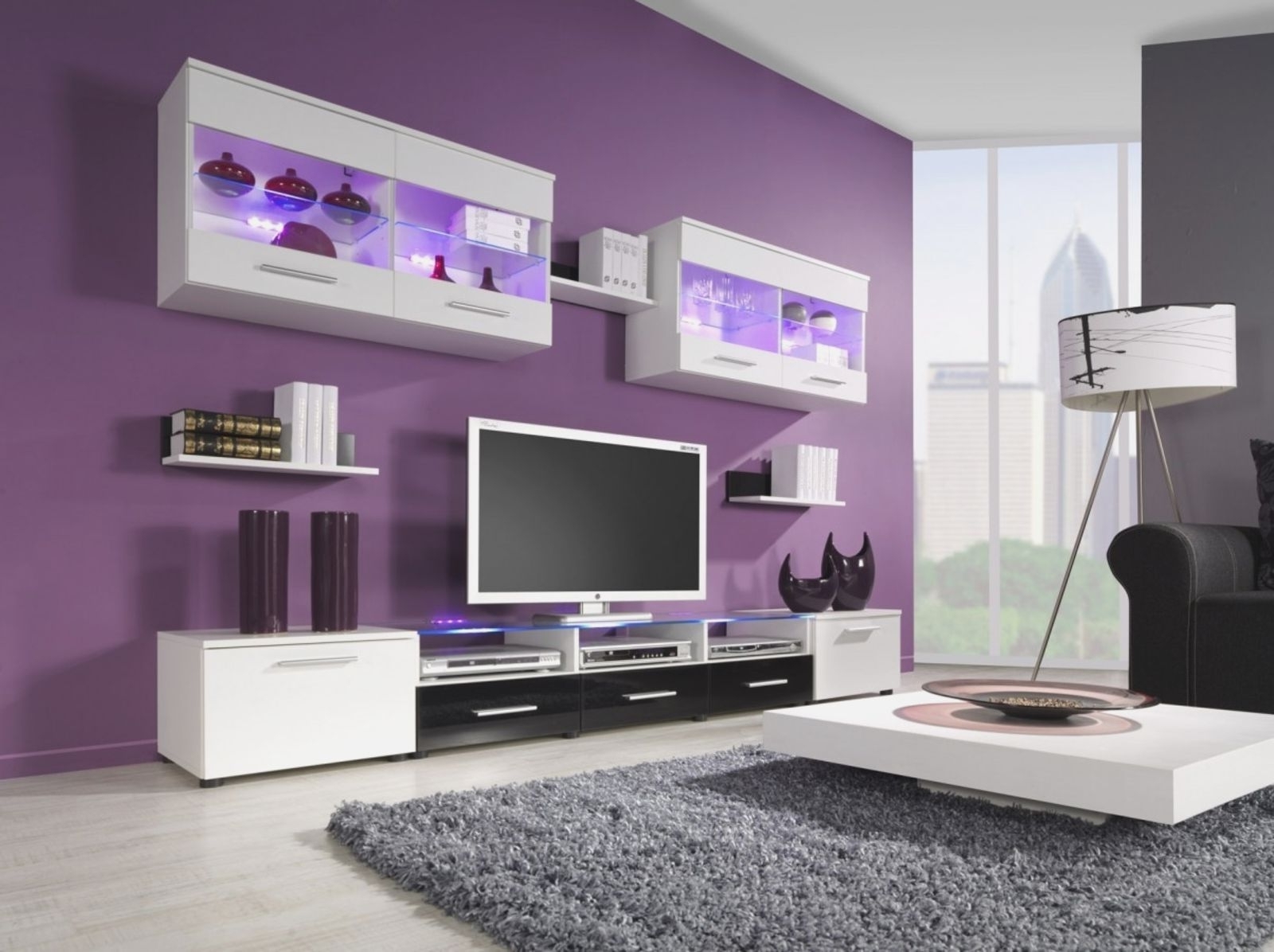 Gabungan warna ruang tamu ungu dan putih moden
