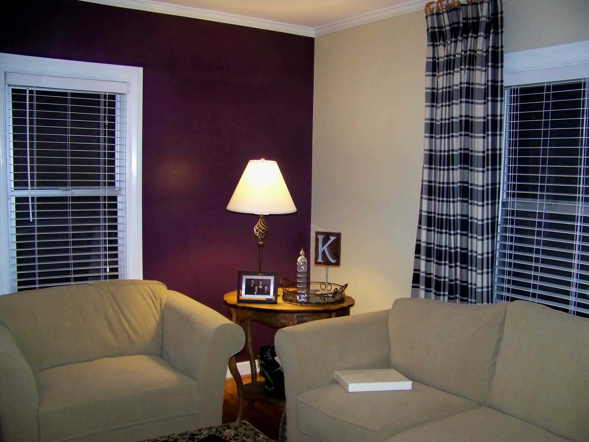Gabungan warna ungu dan krim lembut serta sofa kelabu untuk ruang tamu nampak lebih gah