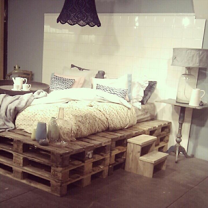 Katil dari kayu pallet kitar semula sebagai perabot bilik tidur yang unik