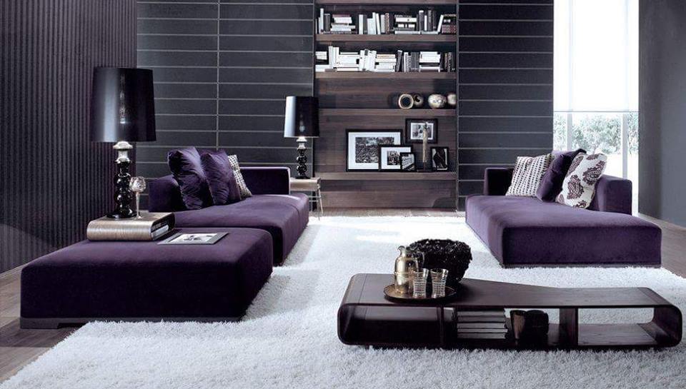 Kombinasi warna ungu dengan warna lain dalam ruang tamu moden