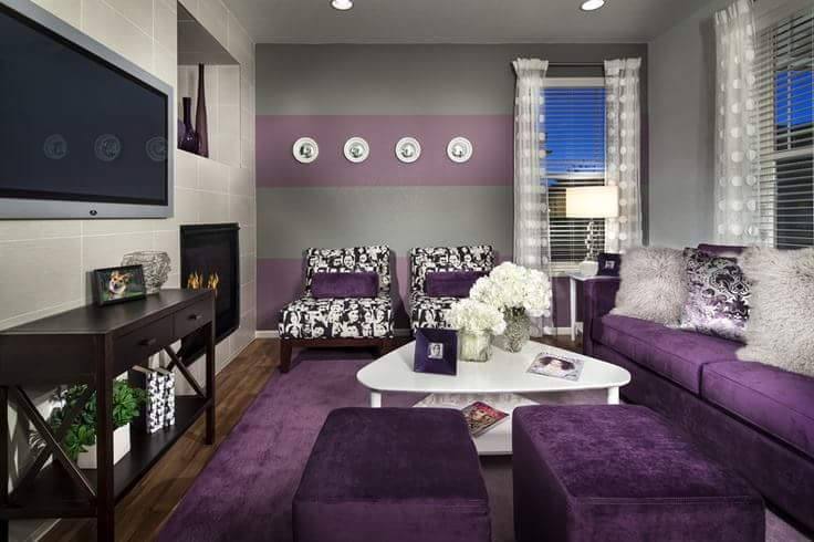 Ruang tamu dengan perabot berwarna ungu dan lavender