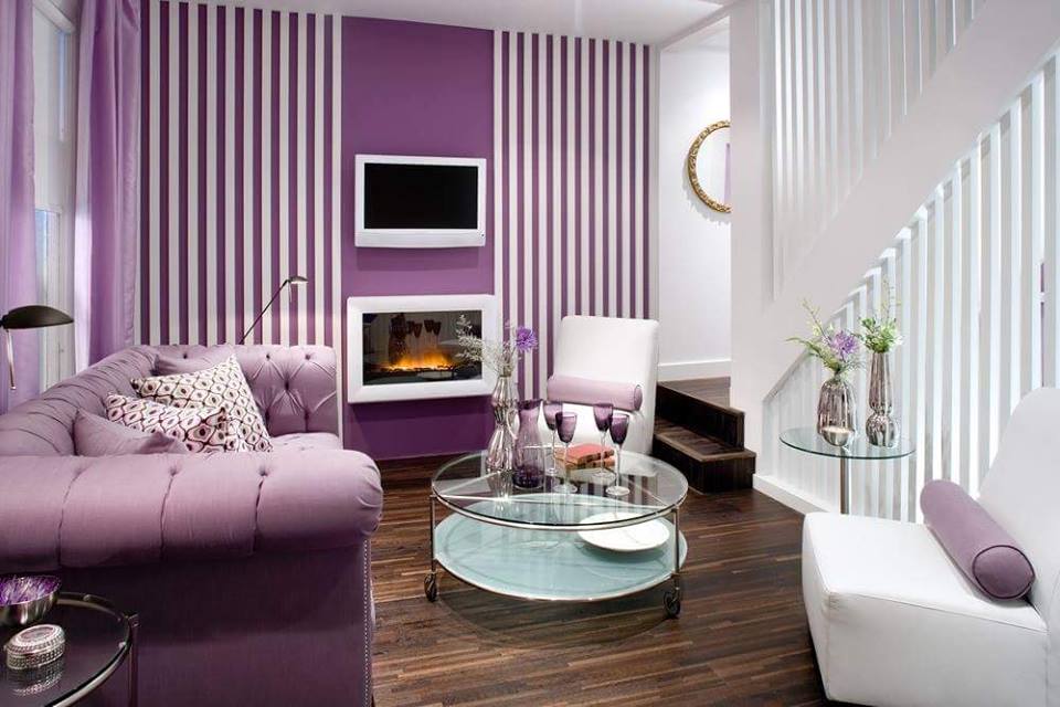 Ruang tamu moden warna ungu digabungkan dengan warna putih