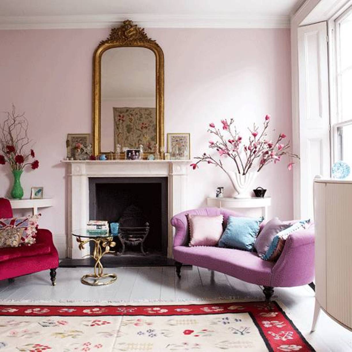 Warna tema ruang tamu dengan warna pastel pink lembut