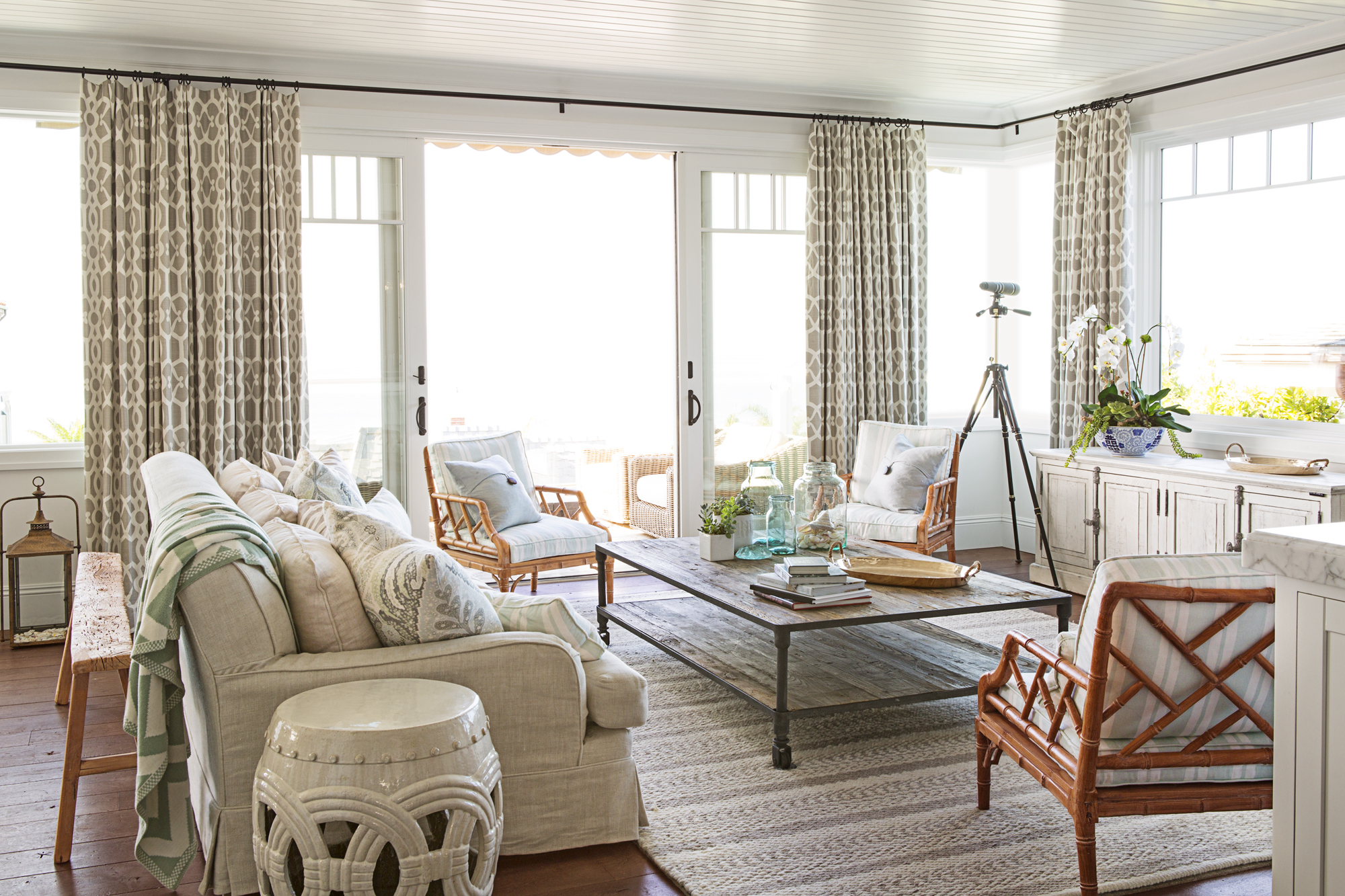 Hiasan dalaman ruang tamu gaya santai sesuai untuk rumah tepi pantai dengan langsir bercorak