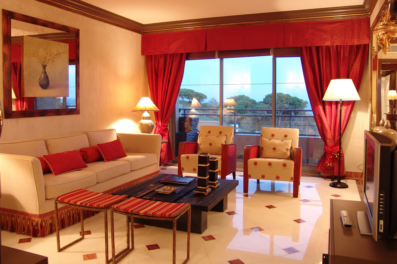 Idea dekorasi ruang tamu dengan langsir merah dipadan dengan set sofa pastel