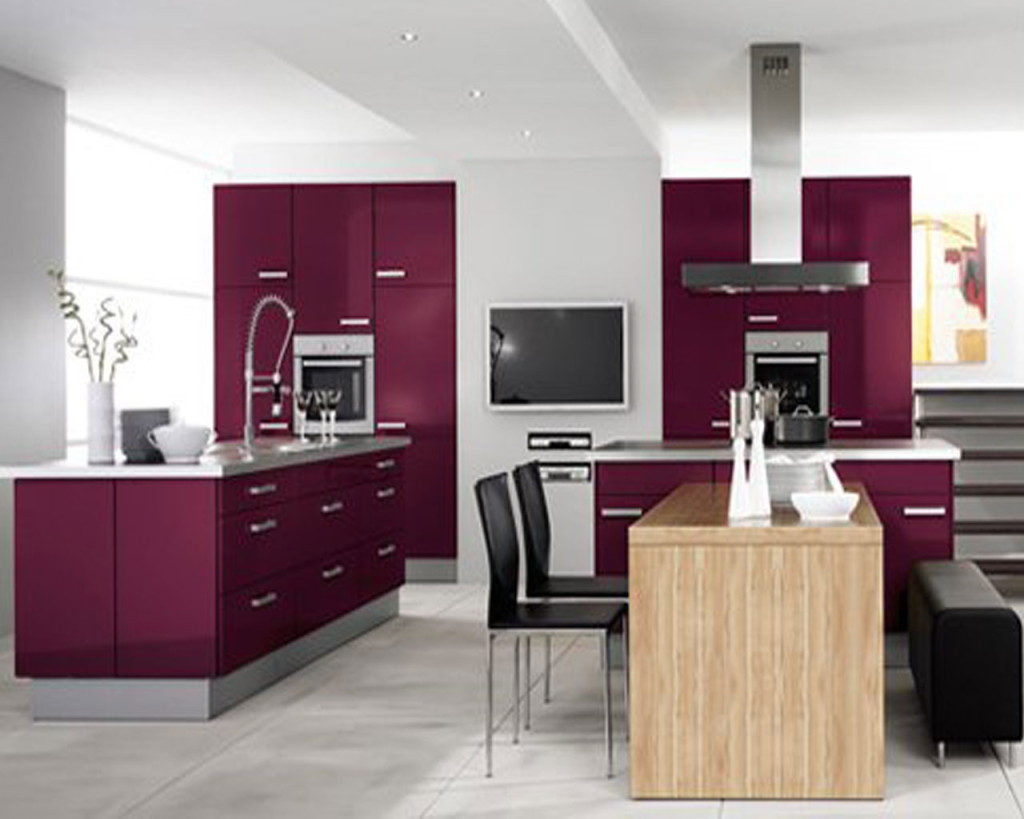 dapur minimalis modern gaya terkini dengan meja makan kecil kayu dan kabinet dapur ungu