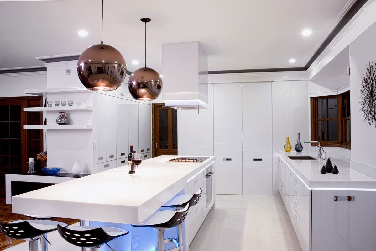 kabinet dapur terkini moden bergaya dengan keseluruhan kabinet berwarna putih