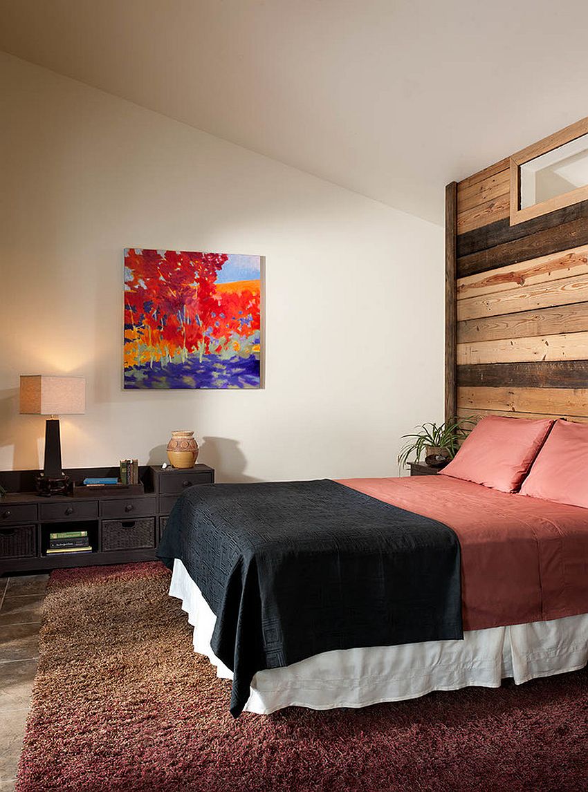 Bilik tidur moden digabung dengan gaya kampung menggunakan dinding papan terpakai