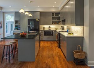 Dapur kelabu dengan lantai kayu