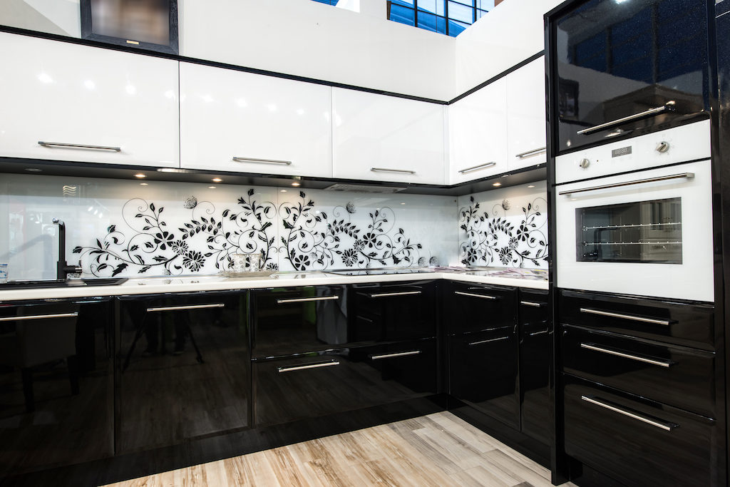 Dekorasi dapur terkini dengan tema hitam dan putih