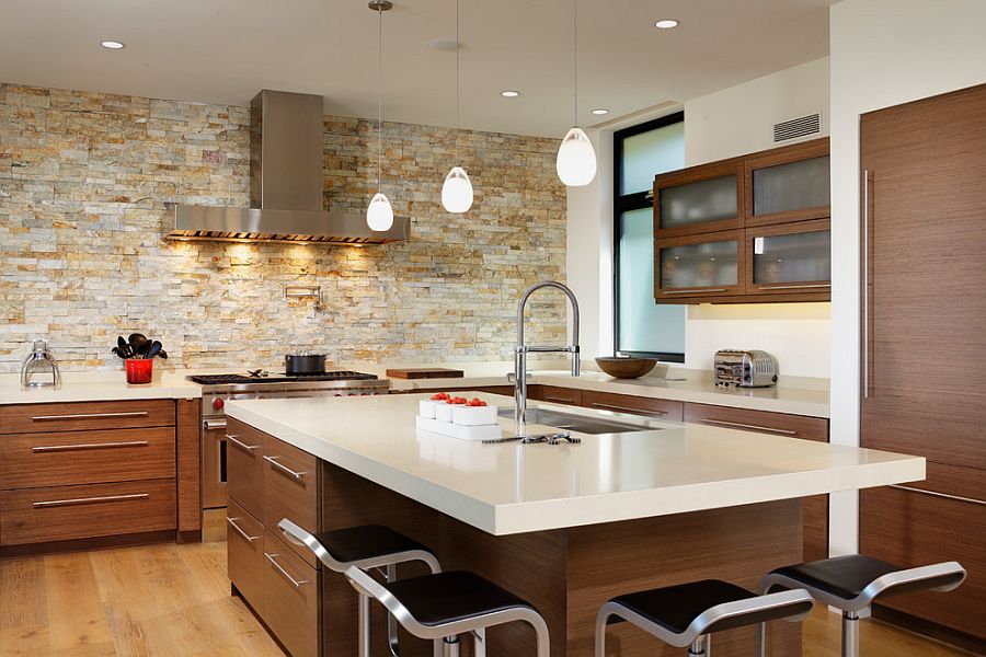 Gabungan bijak konsep kontemporari dengan dinding bata menjadikan dapur ini nampak gah