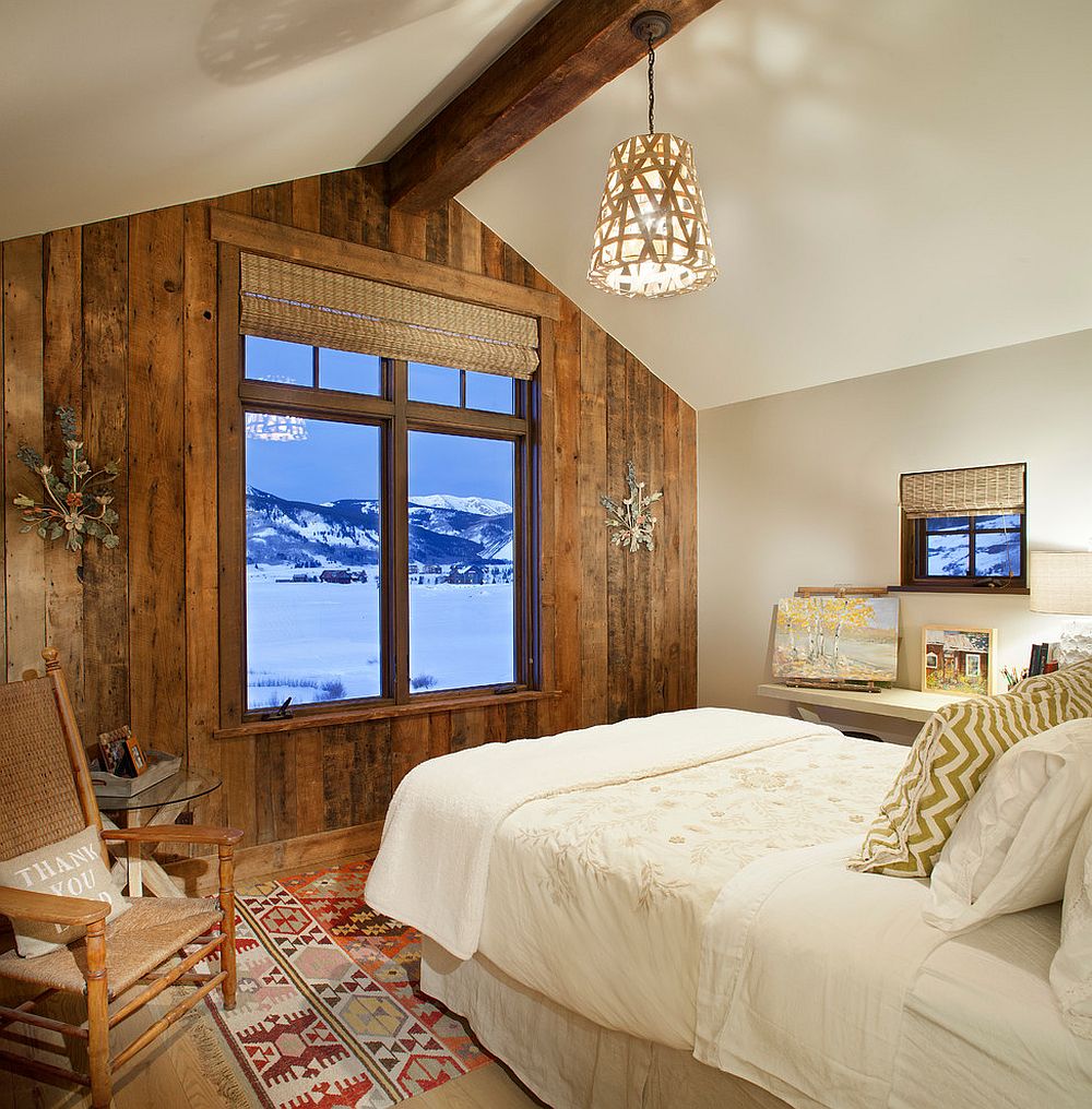 Hiasan dalaman bilik tidur yang luas dan selesa dengan menjadikan dinding kayu sebagai bingkai tingkap dan pemandangan luar