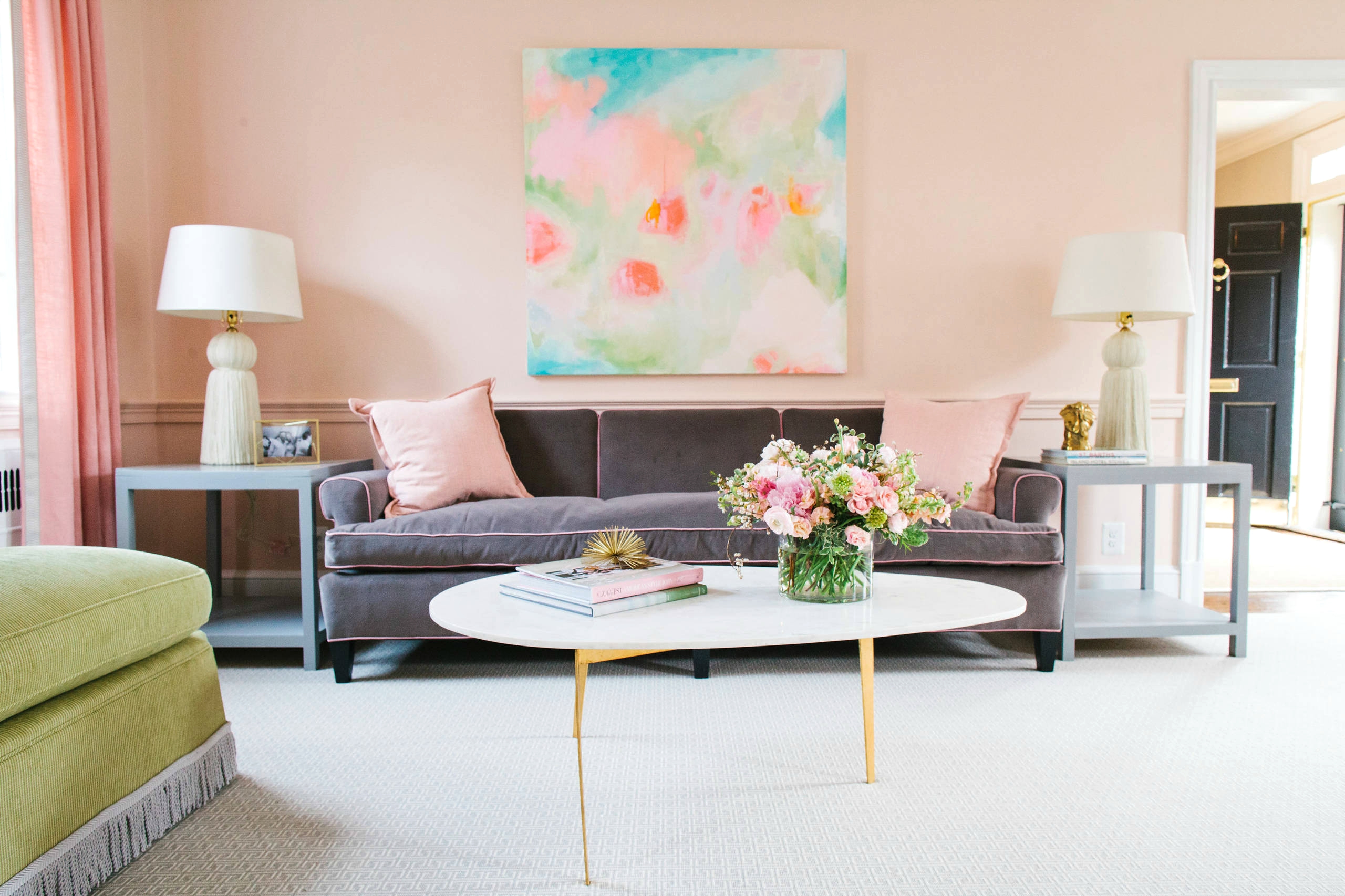 Hiasan ruang tamu pink pastel lembut dengan grey purple set sofa