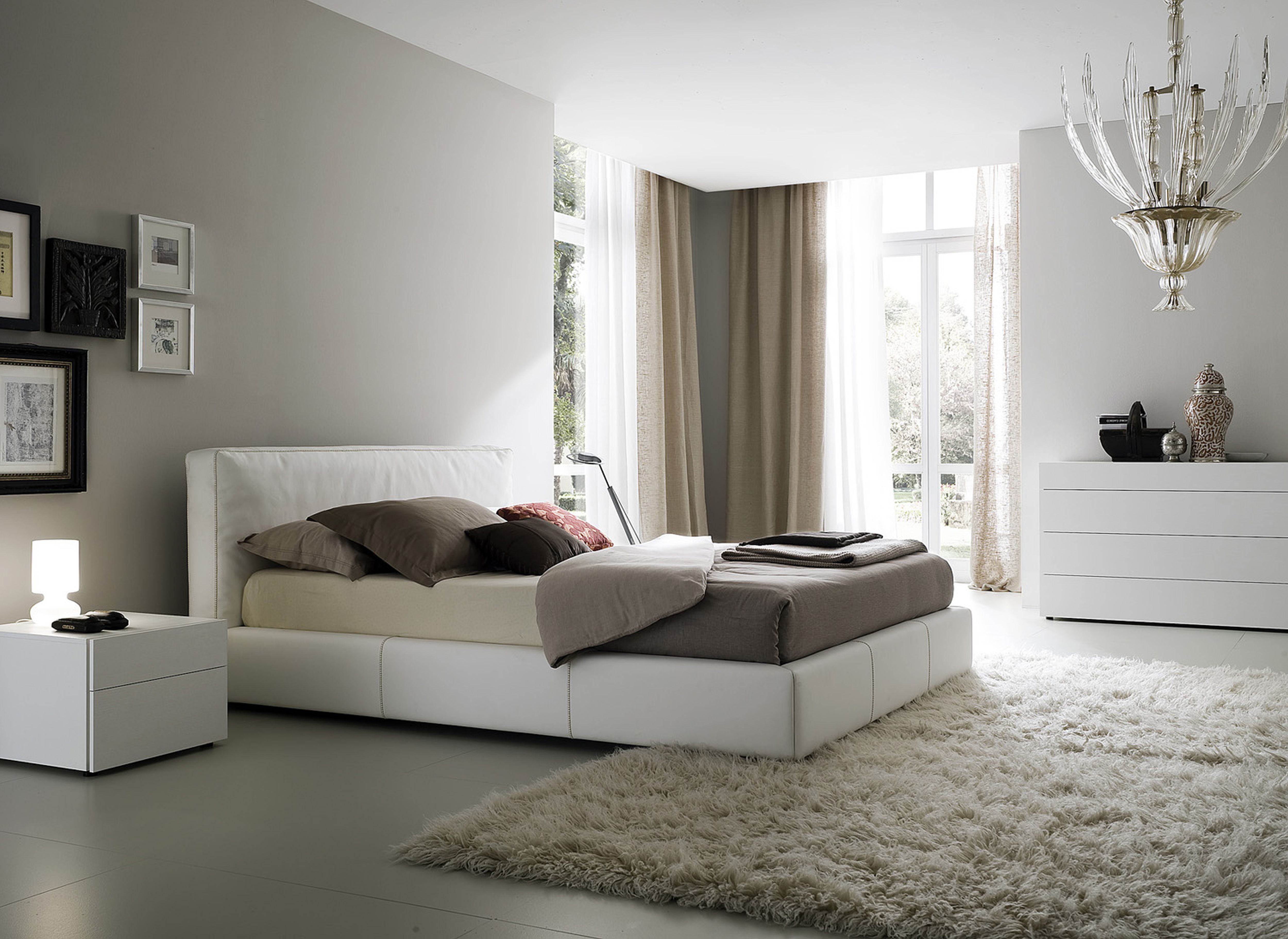 Hiasan dalaman bilik tidur utama warna putih dan kelabu lembut - Perabot putih menjadikan ruang nampak mewah