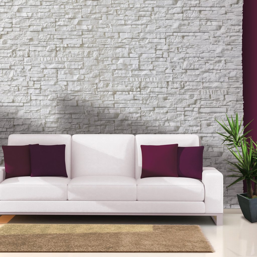Hiasan dalaman ruang tamu warna ungu pada dinding dengan sofa moden putih