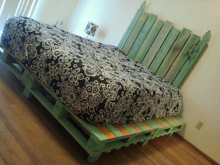 Katil kayu pallet hijau yang cukup unik