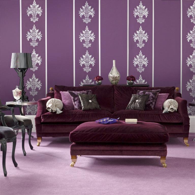 Ruang tamu warna ungu dengan gaya elegan