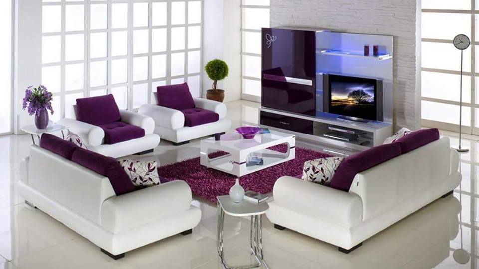 Sofa putih mewah dengan pop warna ungu hiasan ruang tamu moden minimalis