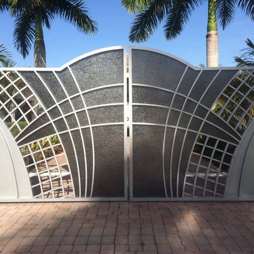 Model pintu pagar besi minimalis sesuai untuk rumah moden