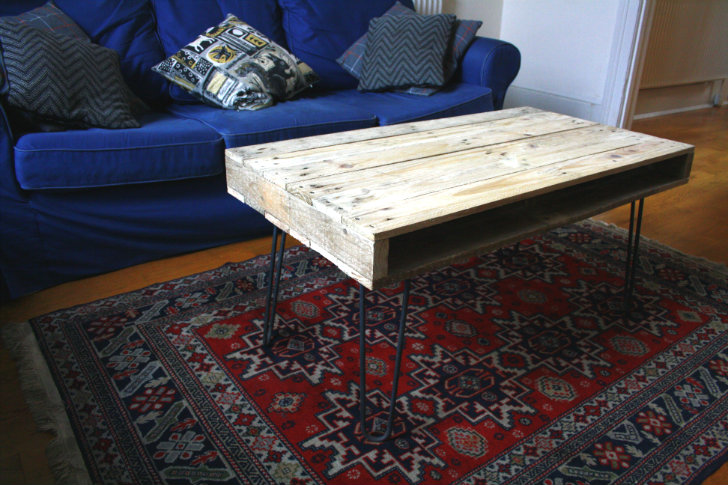 Meja kayu pallet yang comel