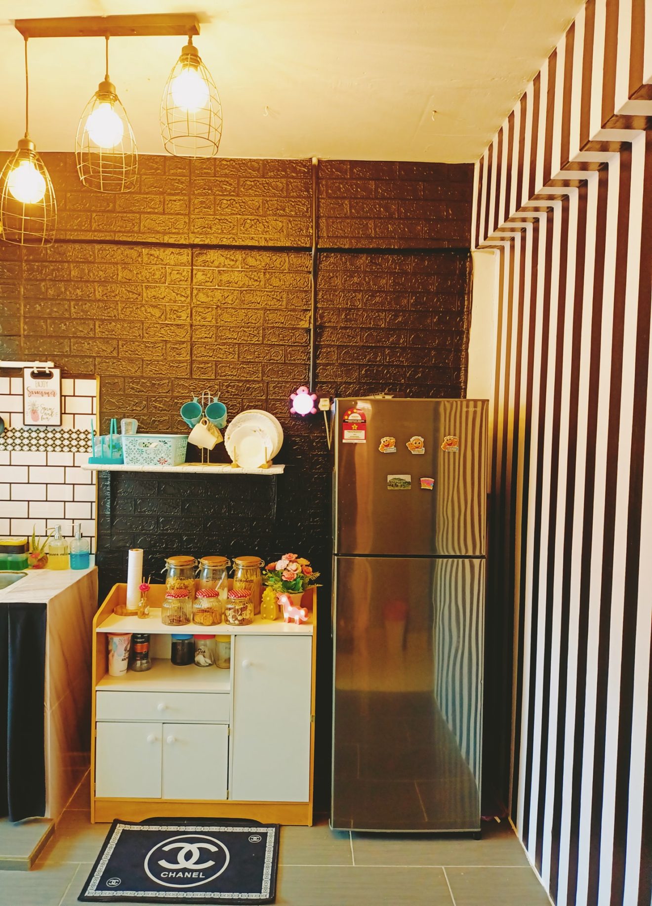 Idea 'Makeover' & Deko Bajet Ruang Dapur Kecil Dengan Tema Hitam Putih
