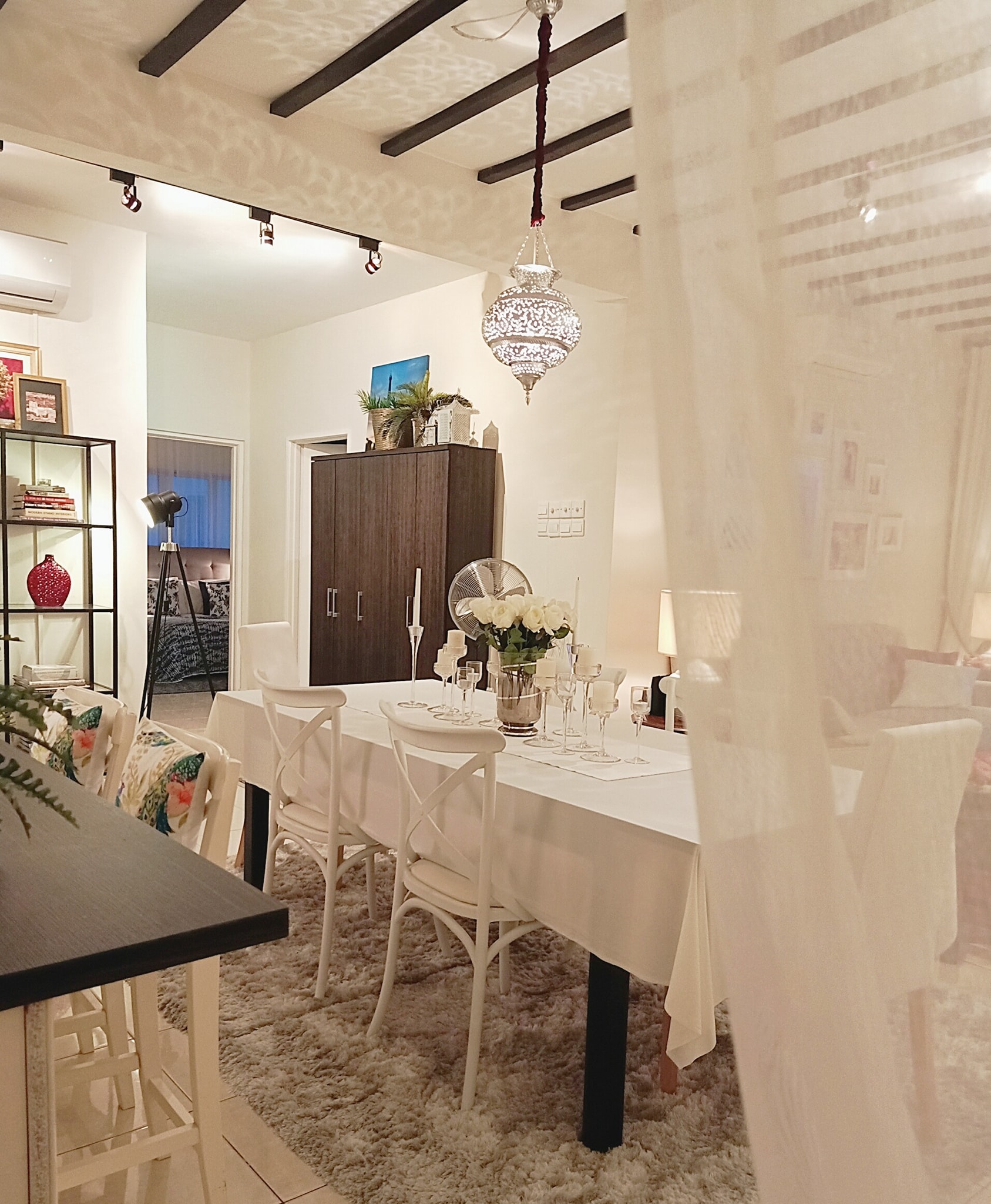  Deko Ruang Makan  Berkonsepkan Modern Moroccan Warna Putih 