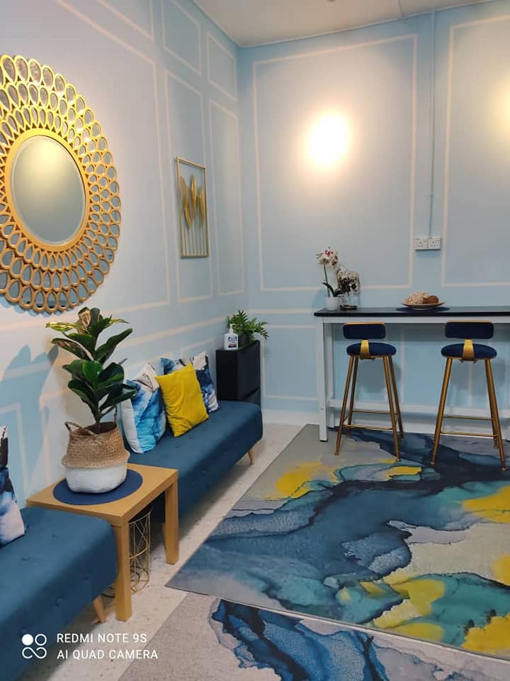 Deko Ruang Tamu Rumah Sewa Tema Biru & Gold Dengan Corak Wainscoting