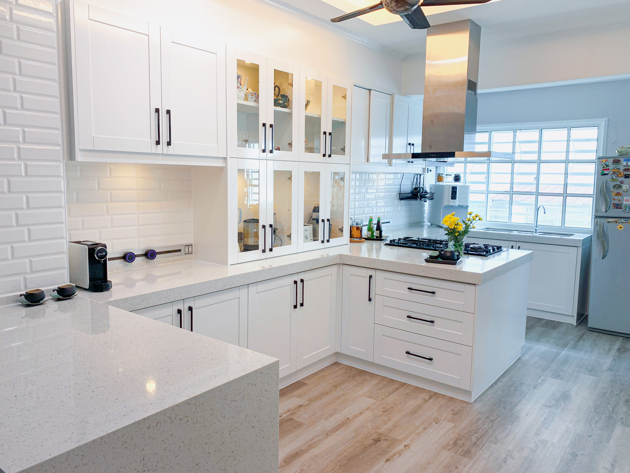 renovasi-dekorasi-ruang-dapur-berkonsepkan-putih-inspirasi-untuk