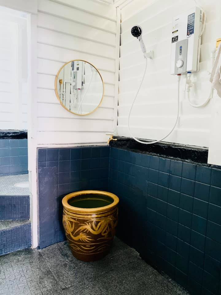 deko bilik air rumah kampung - Sophie Ball