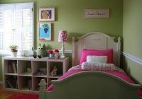 Bilik tidur anak perempuan dengan warna hijau dan pink